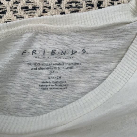 FRIENDS white short sleeve crop - Picture 2 of 2